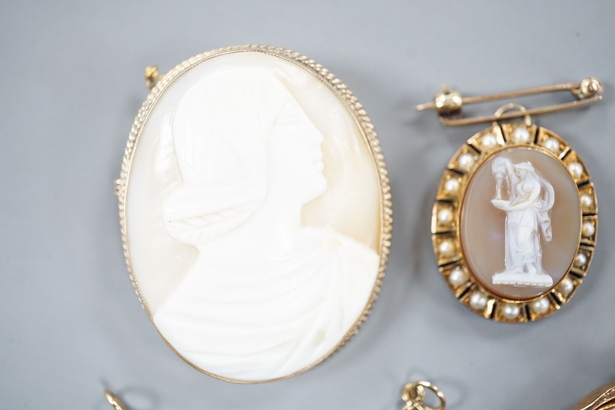 A modern 9ct gold mounted oval cameo shell brooch, 46mm, gross 16.4 grams, one other hardstone and split pearl set pendant brooch, a late Victorina 9ct spinning compass fob and two other items.